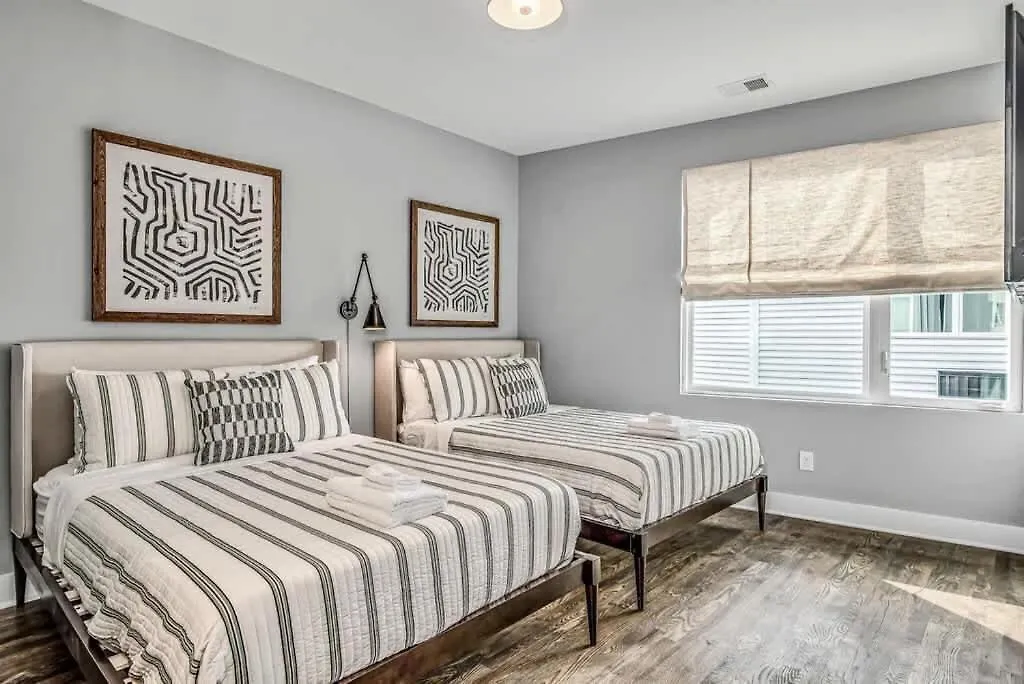 Holiday home Cowgirl'S Hideaway-Rooftop Patio- 2 Mi To Broadway Nashville United States